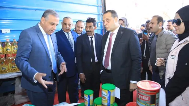 محافظ سوهاج يتفقد معرض 