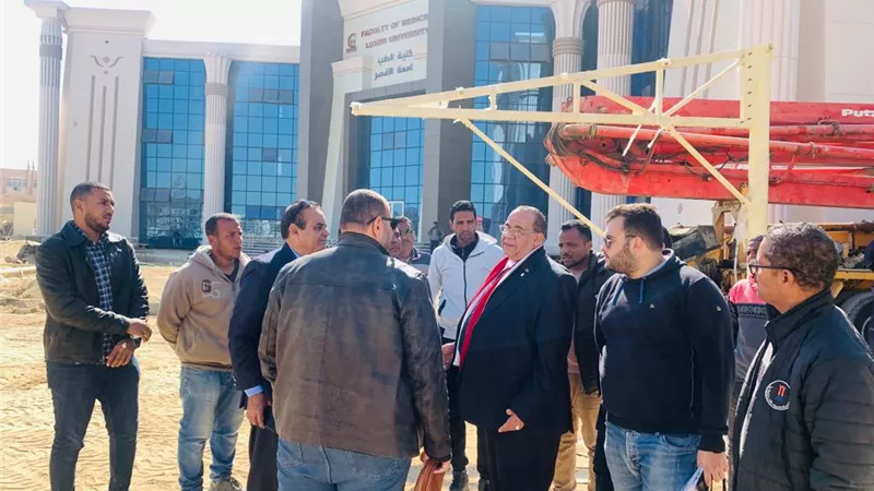 رئيس جامعة الأقصر يطمئن على سيرالامتحانات