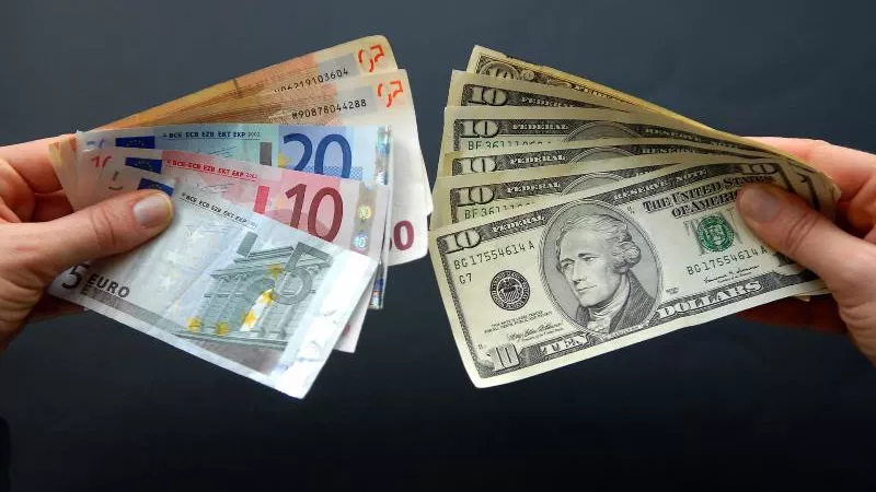 الدولار يقترب من أدنى مستوى له منذ تسعة أشهر أمام اليورو