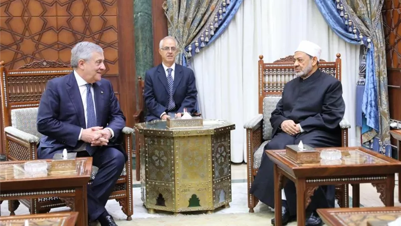 شيخ الأزهر يناقش عقد مؤتمرعالمي لتجريم الإساءة للأديان
