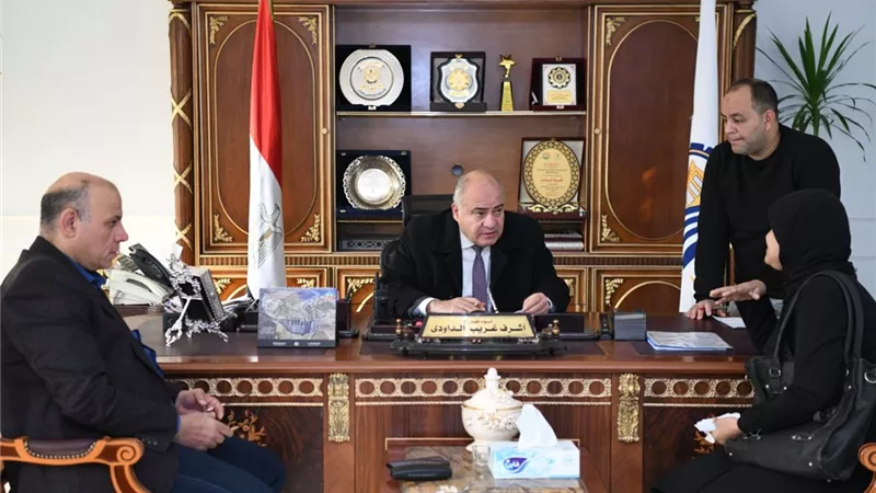 محافظ قنا ونائبه والسكرتير العام يستقبلون ١٣٥ مواطنا لبحث شكاواهم