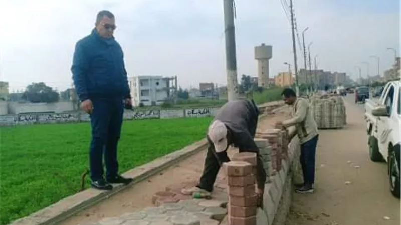 غراب يُتابع أعمال تركيب بلاط الإنترلوك بممشى طريق ابوحمادالعباسة