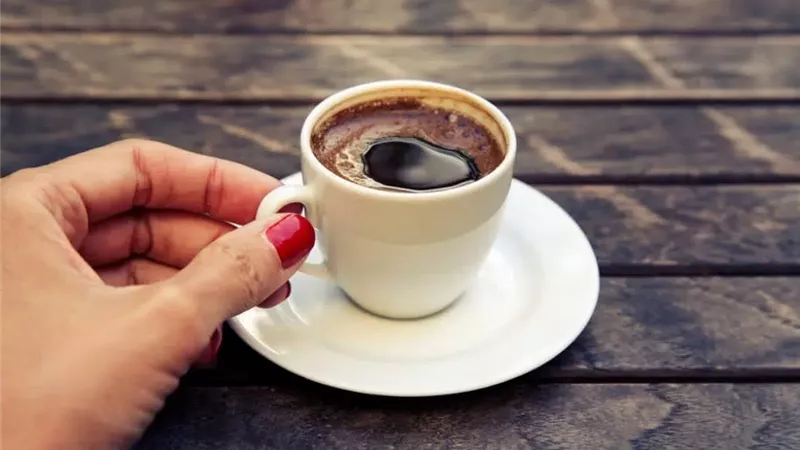 كيف نحافظ على صحتنا عند شرب القهوة ؟ خبيرة تجيب