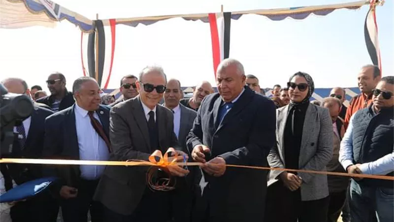 محافظ الوادي الجديد يفتتح مشروع وقف نخيل