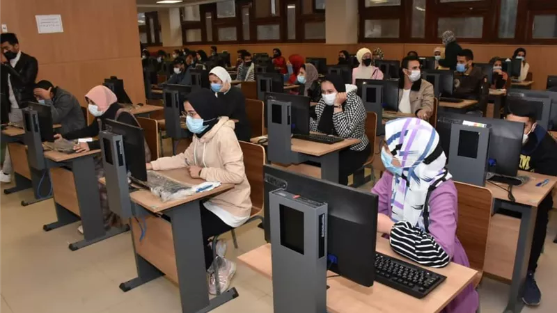 ٥ كليات تخوض الاختبارات الإلكترونية بجامعة عين شمس