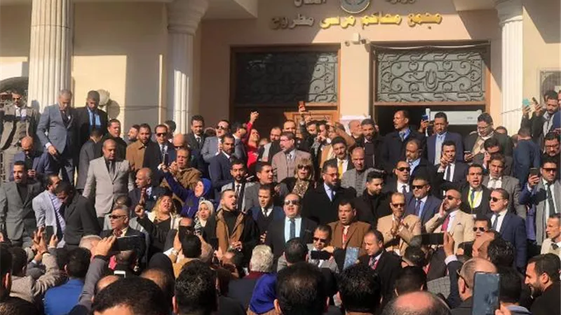 محكمة الجنايات تقرر إخلاء سبيل محامي مطروح