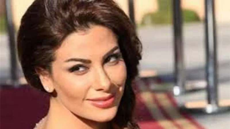 بـ جمبسوت أبيض.. إطلالة أنيقة لـ صبا مبارك