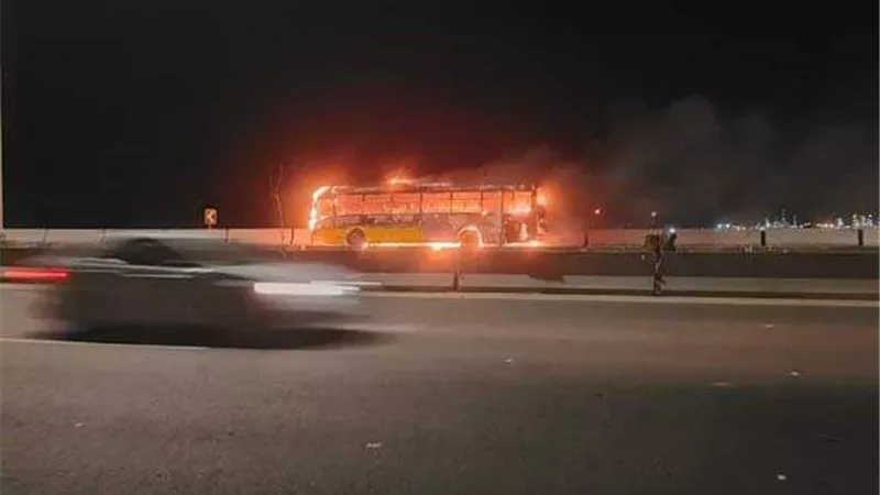 حريق مفاجئ باتوبيس نقل عام دون إصابات