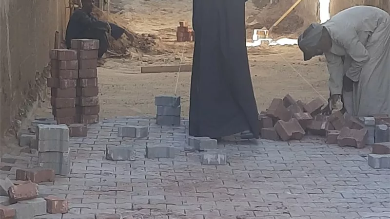 إسنا جنوب الأقصر تواصل أعمال مشروع ترميب بلاط الإنترلوك بالشوارع