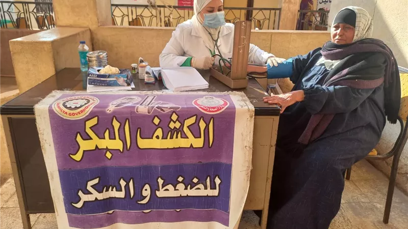 الكشف على 2082 مريضا فى قافلة علاجية بميت دمسيس اجا