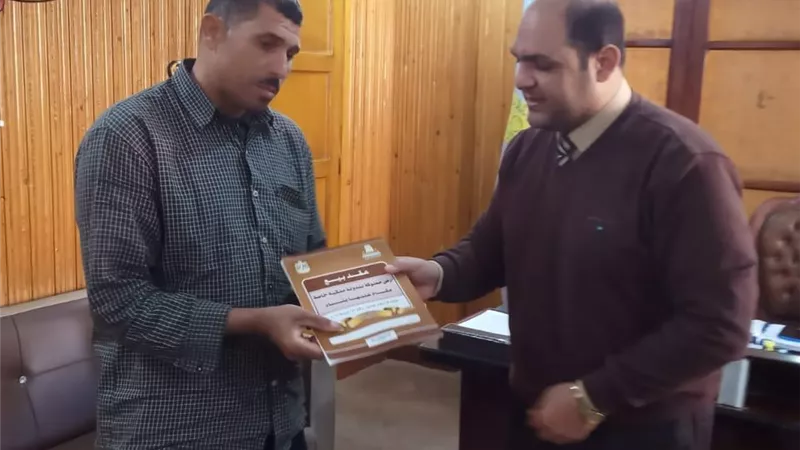 محافظ كفر الشيخ يسلم 6 عقود تقنين أراضي أملاك الدولة للمواطنين