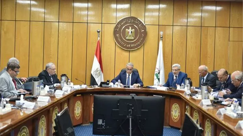 القوي العاملة تؤكد الاستمرار في مساندة الشركات المتعثرة ودفع رواتب عمالها