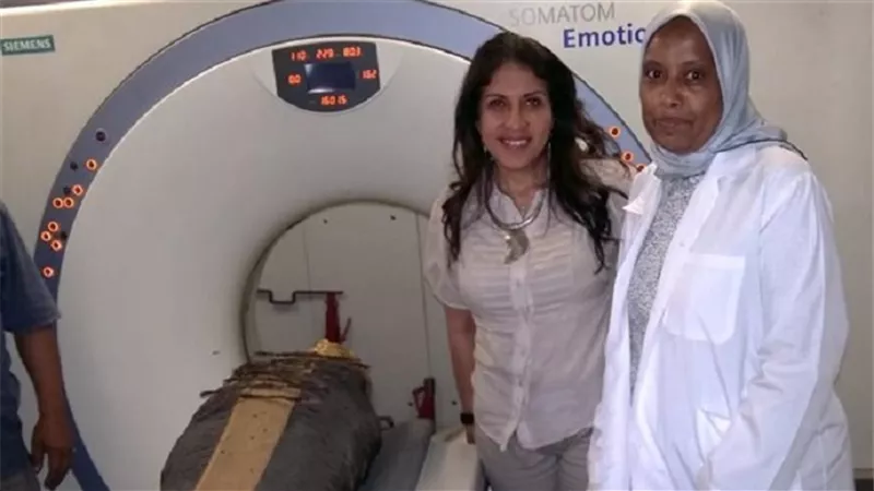 الأشعة المقطعية تكشف أسرار مومياء الصبي الذهبي بالمتحف المصري