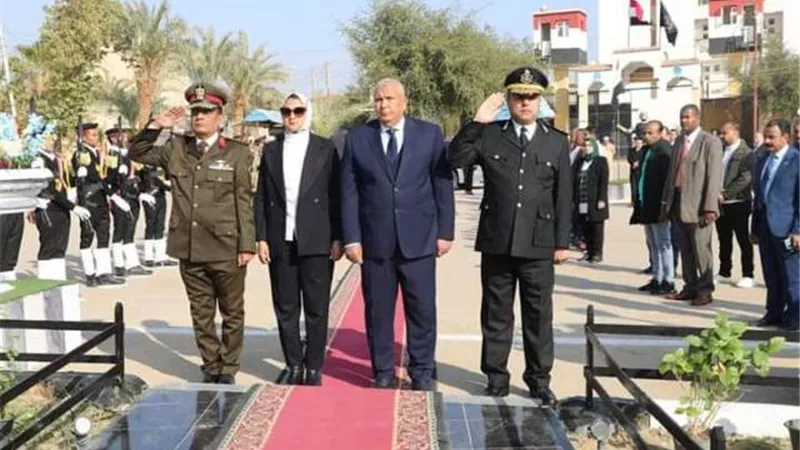الزملوط يضع إكليلاً من الزهور على النصب التذكاري لشهداء الشرطة