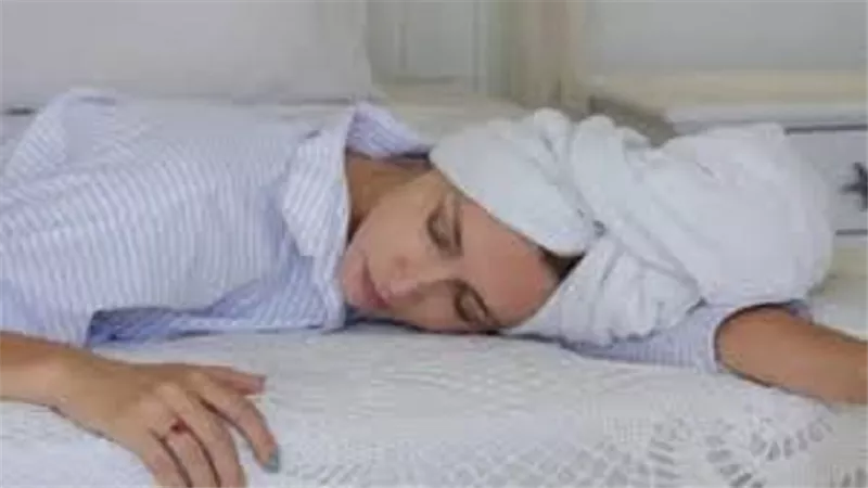 أبرز أسباب تساقط الشعر.. النوم بشعر مبلل