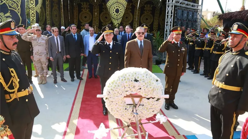 نور الدين يضع إكليلا من الزهور على النصب التذكاري لشهداء الشرطة