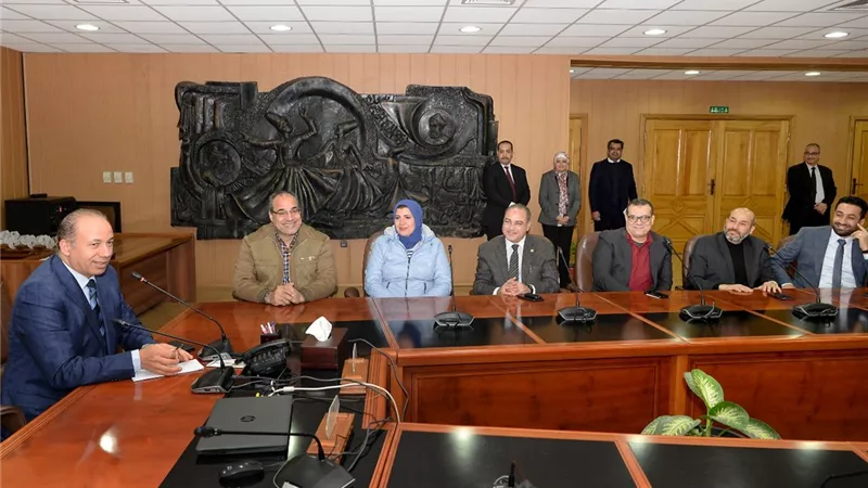 رئيس جامعة المنصورة يكرم مسئولي منظومة الشكاوى الحكومية