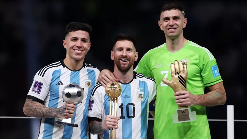 برشلونة وريال مدريد يدخلان سباق التعاقد مع نجم الأرجنتين