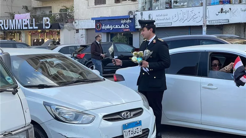 مرور الدقهلية يوزع الورود و الاعلام في احتفالات عيد الشرطة