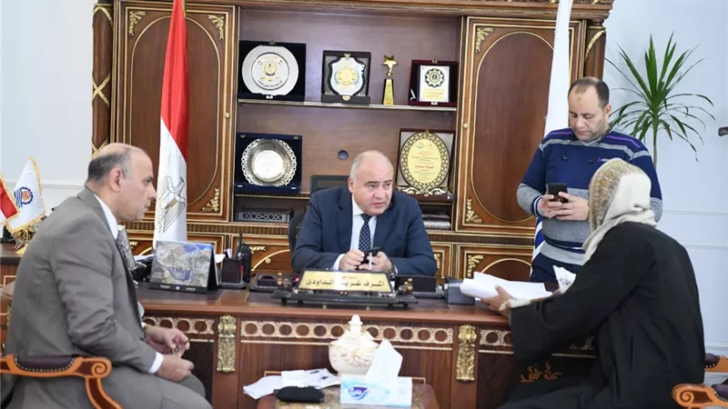 محافظ قنا يواصل استقبال المواطنين بمكتبه لبحث شكاواهم ومطالبهم