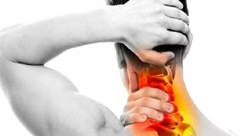 أسباب وأعراض احتكاك فقرات الرقبة وطرق الوقاية
