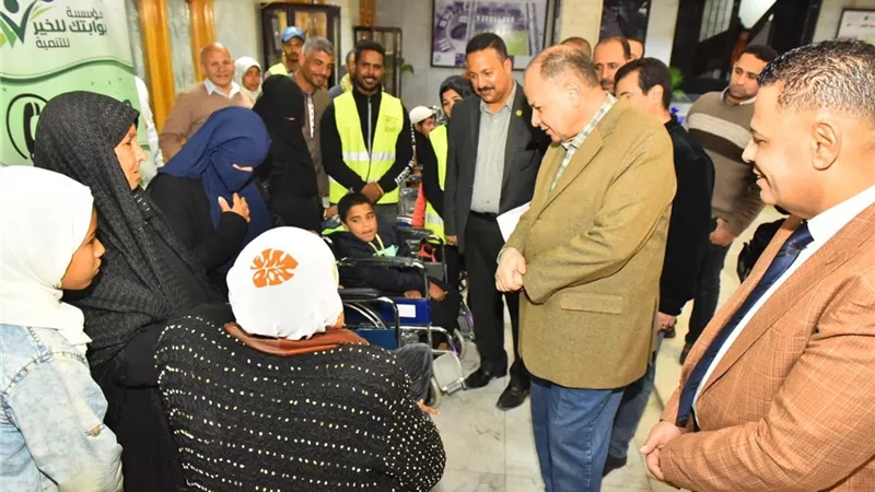 محافظ أسيوط كراسي متحركة وأطراف صناعية لذوى الاحتياجات الخاصه