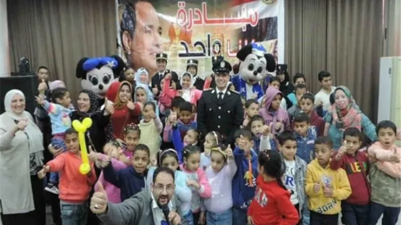 الضباط نزلوا إلى الشوارع والميادين بمختلف مديريات الأمن وقدموا الزهور والهدايا للمواطنين