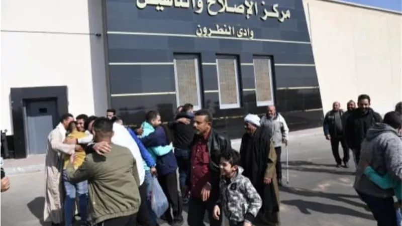 2194 سجينا يتنفسون هواء الحرية بعد الافراج عنهم بموجب عفو رئاسى