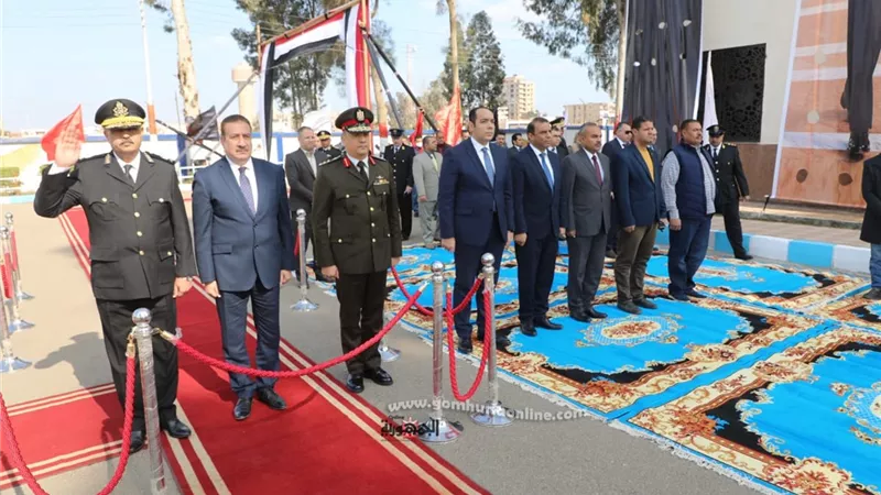 محافظ المنوفية ومدير الأمن يضعان إكليل الزهور علي النصب التذكاري