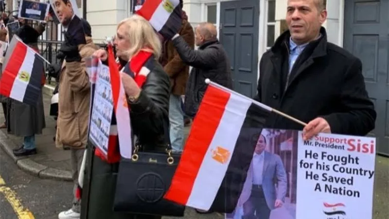 الجالية المصرية في بريطانيا في وقفة امام السفارة