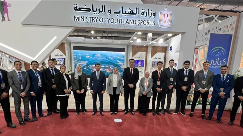 وزير الشباب يتفقد جناح الوزارة بمعرض الكتاب
