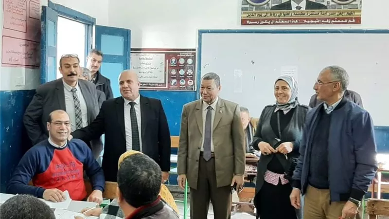 وكيل تعليم دمياط يفاجئ كنترول الإعدادية ويطالب بالدقة في العمل