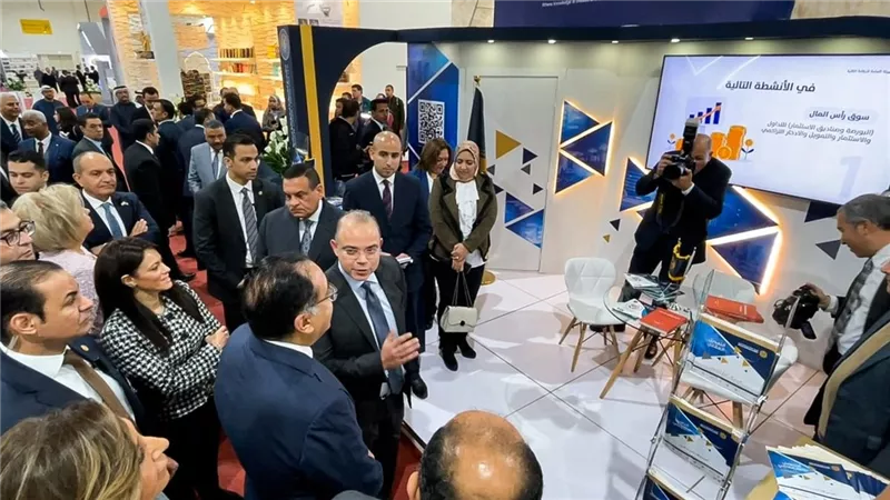 رئيس الوزراء يتفقد جناح هيئة الرقابة المالية بمعرض الكتاب