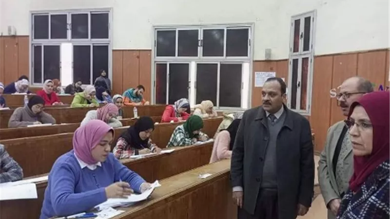 نائب رئيس جامعة بنها يتفقد الامتحانات بكلية الطب البيطرى بمشتهر