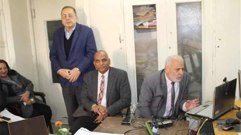 مدير التعليم بالمنيا يشدد على تصحيح امتحانات الاعدادية بكل دقة