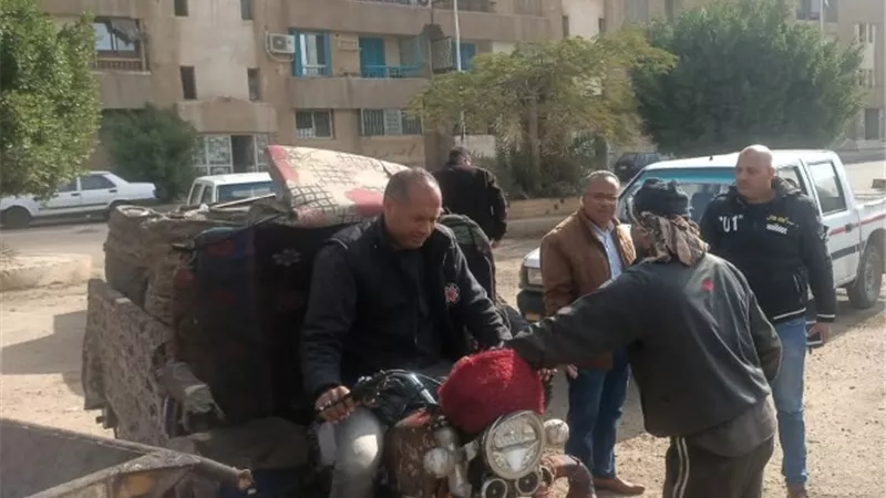 جهاز مدينة الشروق يضبط 3 سيارات و4 تروسيكلات للنباشين.. بالصور