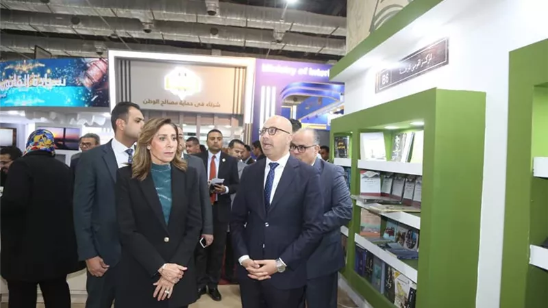 وزيرة الثقافة تتفقد معرض الكتاب في أول أيام فتح أبوابه للجمهور