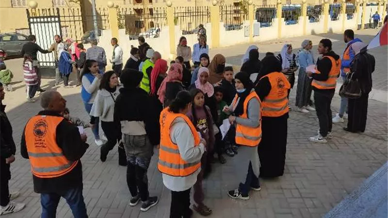 قافلة محمد سليمان الطبية تنجح فى الكشف على 620 مريض ببدر.. فيديو