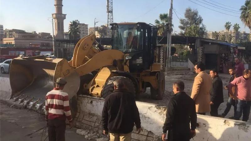 إزالة الحواجز الخرسانية بمحيط مجمع محاكم المنصورة بعد 11 عام