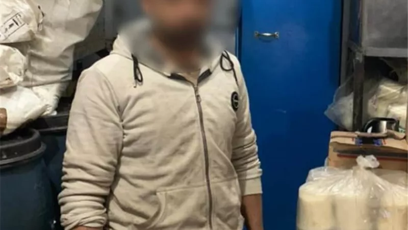 مداهمة مخازن بداخلهم سجائر وزيت طعام مجهول في القاهرة