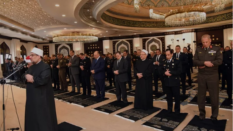 وزيرا الداخلية والأوقاف يؤديان صلاة الجمعة بمسجد الشرطة