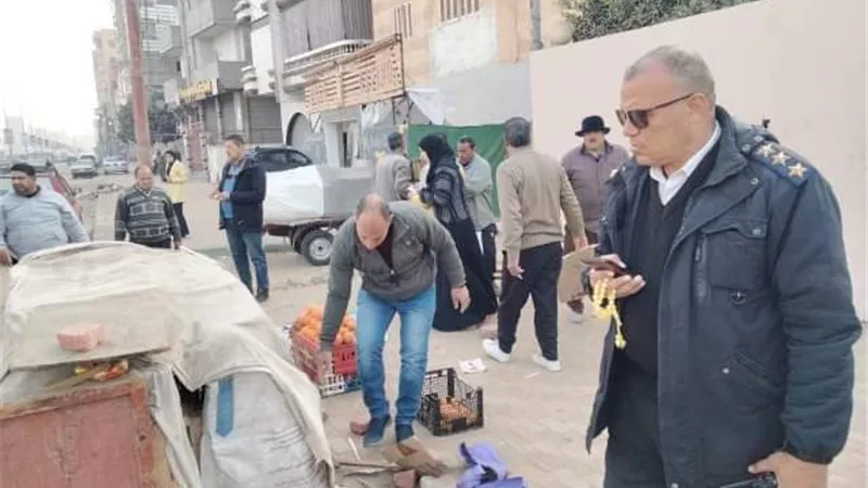 رفع الاشغالات المخالفة من شوارع كفر ابوحسين وطريق العشة بالزقازيق