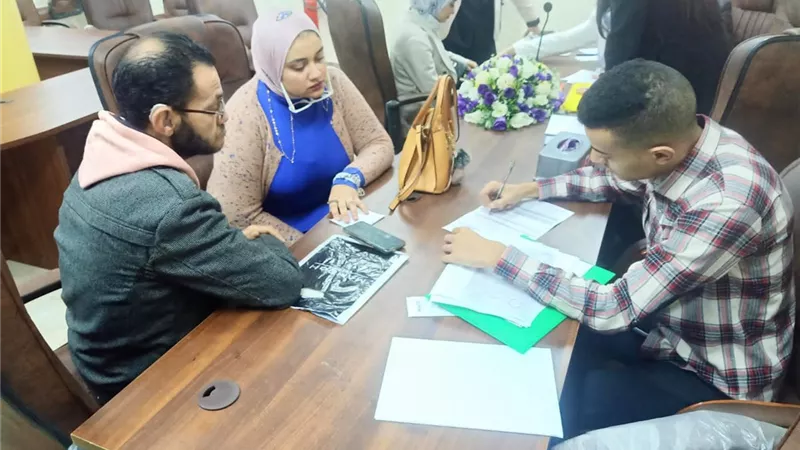 القوى العاملة ببور سعيد تُسلم ٢٠ عقد عمل لذوى الهمم