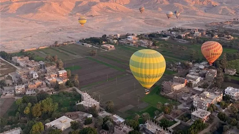 1700 سائح على متن 60 رحلة بالون فى سماء الأقصر