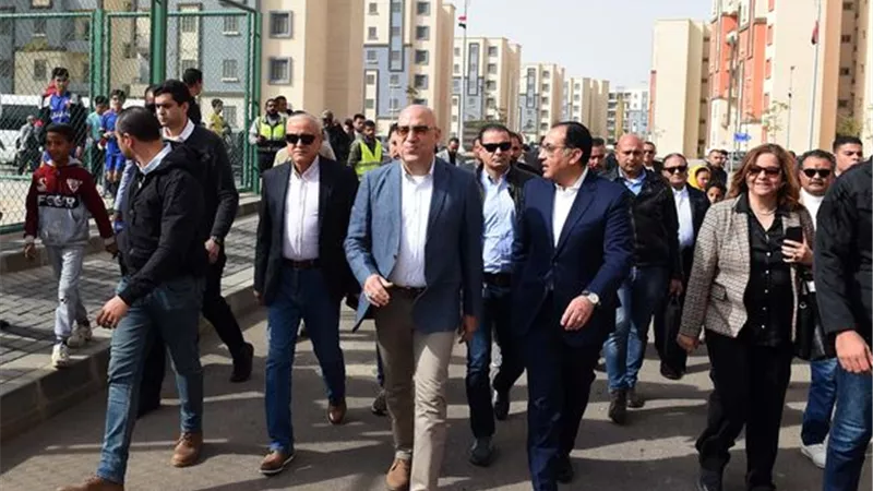 رئيس الوزراء: المصانع عادت للعمل بكامل طاقتها ولديها مخزون يكفى ش
