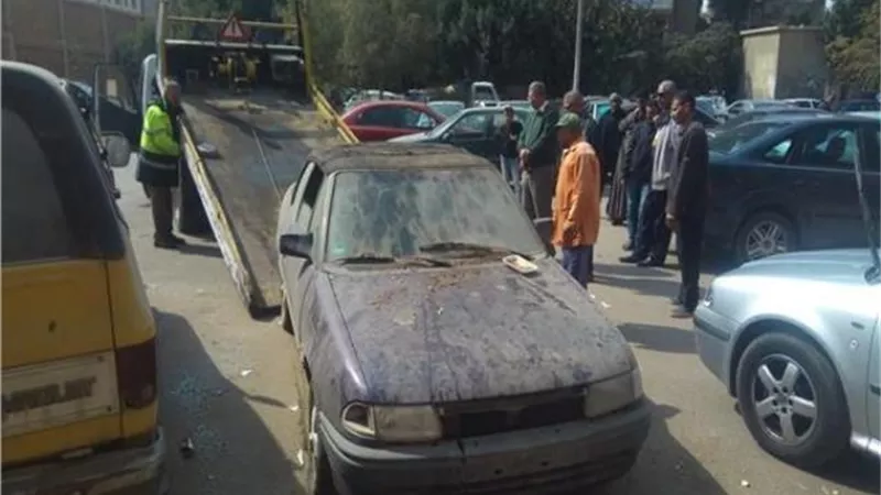 متروكة ومتهالكة..الداخلية: رفع 72 سيارة من الشوارع