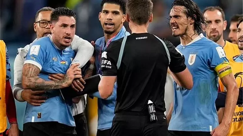 فيفا يعلن عقوبات مباراة أوروجواي وغانا في كأس العالم