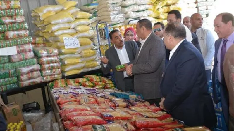 وزير التنمية المحلية ومحافظ مطروح يتفقدان معرض 