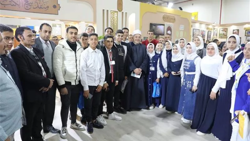 رئيس قطاع المعاهد الأزهرية يتفقد جناح الأزهر بمعرض القاهرة للكتاب