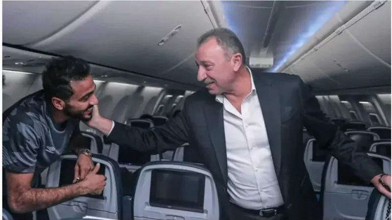 شاهد.. ماذا فعل الخطيب مع كهربا داخل الطائرة قبل التوجه للمغرب؟